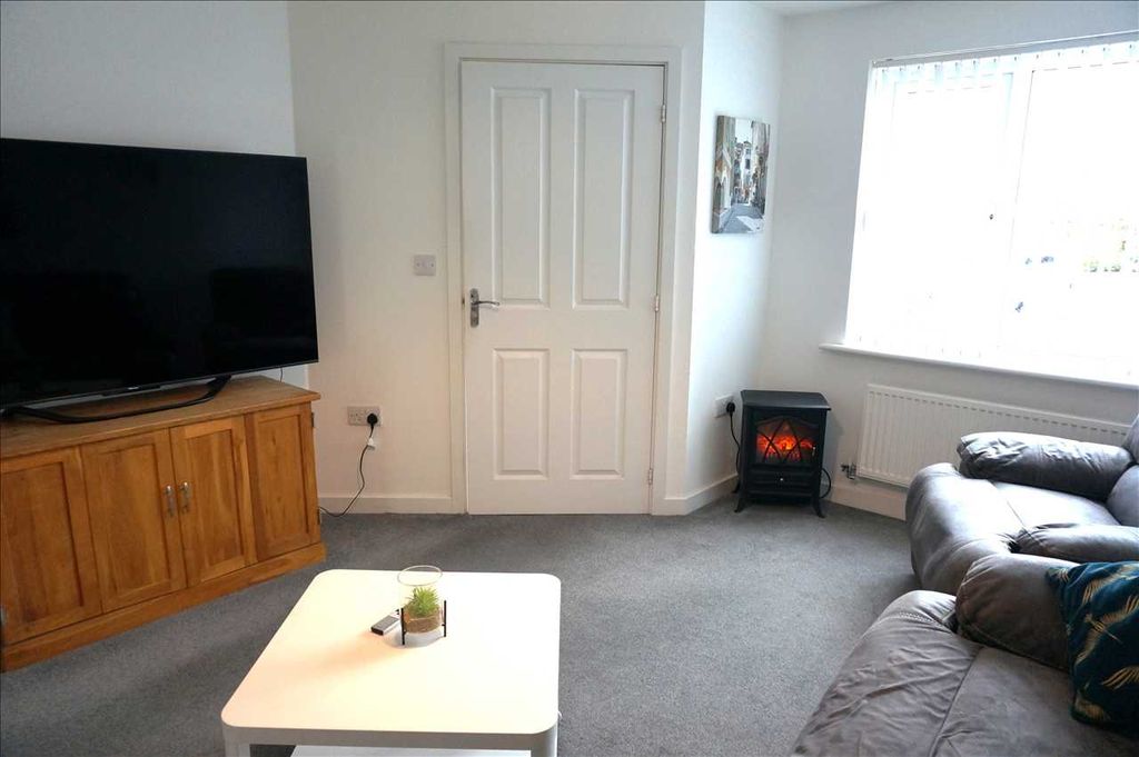 Property photo 3 of 18 Lounge :
