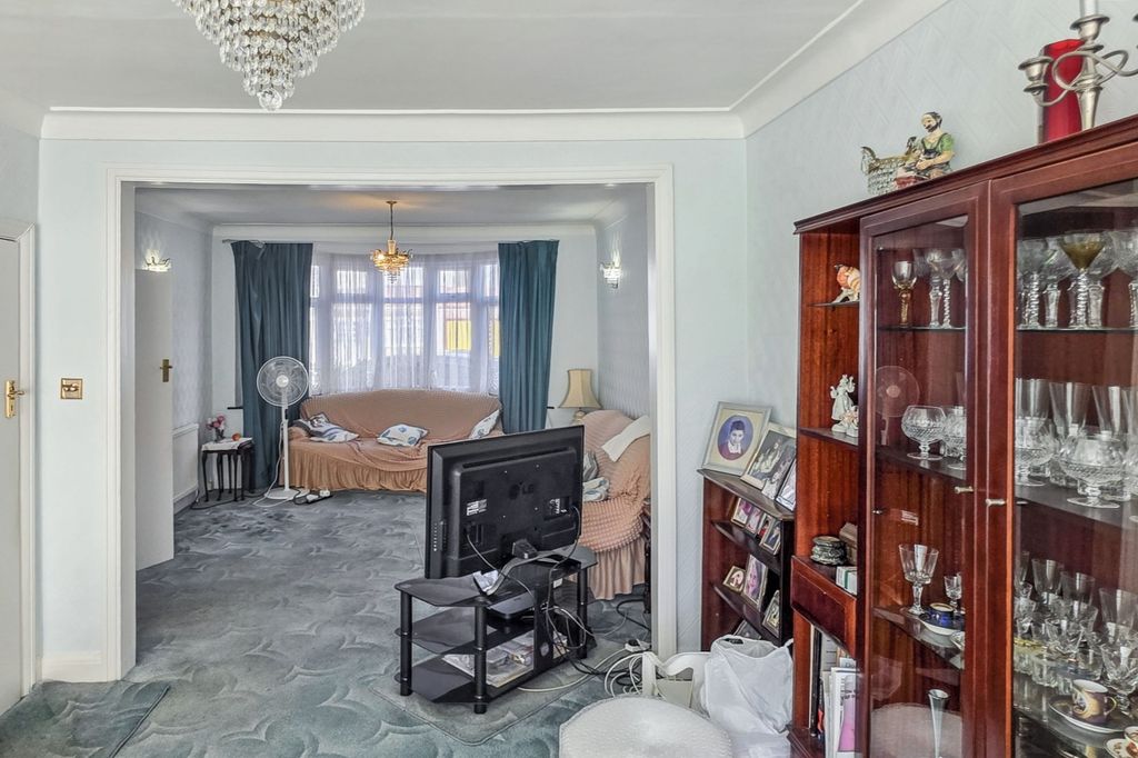 Property photo 3 of 18 64 Alicia Gardens, Kenton, Harrow, Middlesex Ha3 8Je