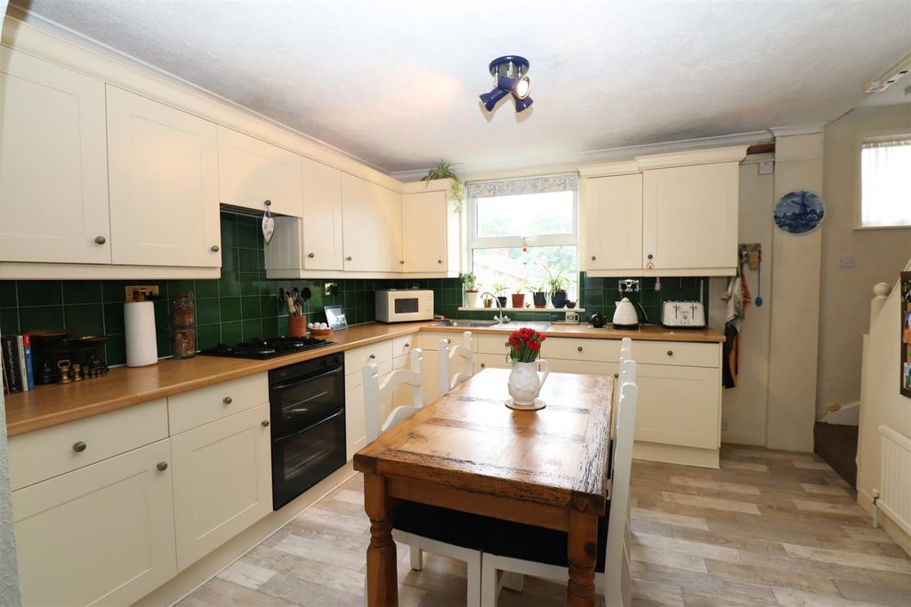 Property photo 3 of 11 8 High Street  (8).Jpg