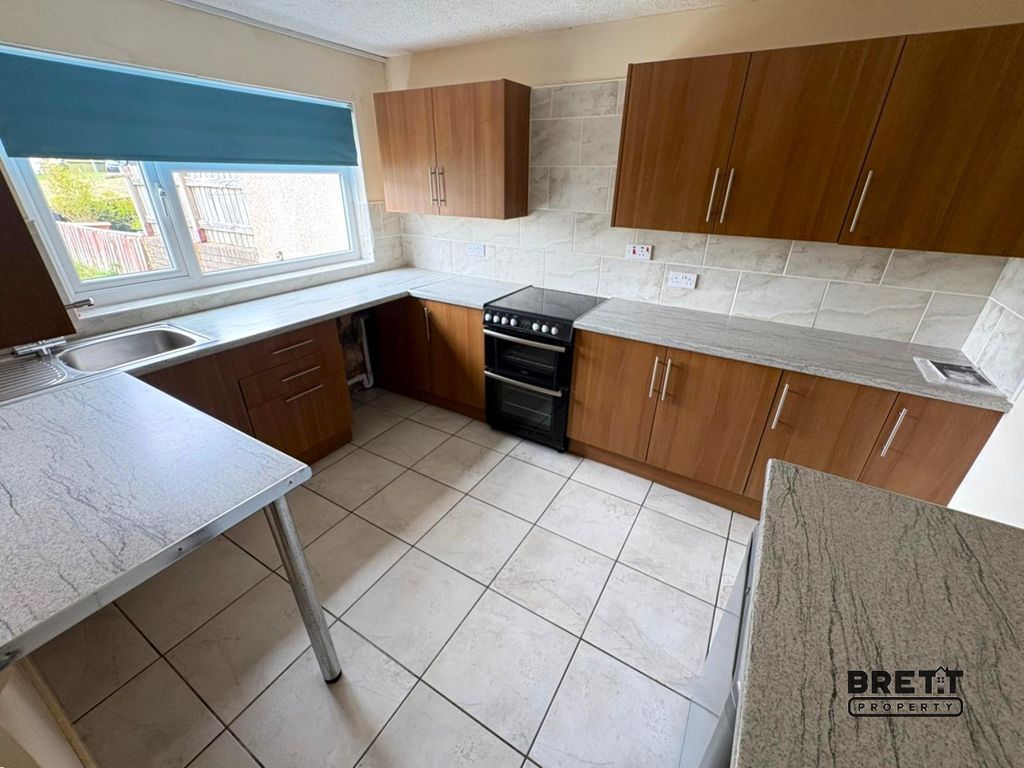 Property photo 2 of 8 Kitchen
