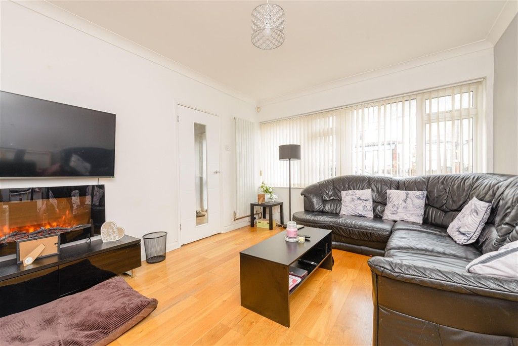 Property photo 3 of 10 Lounge