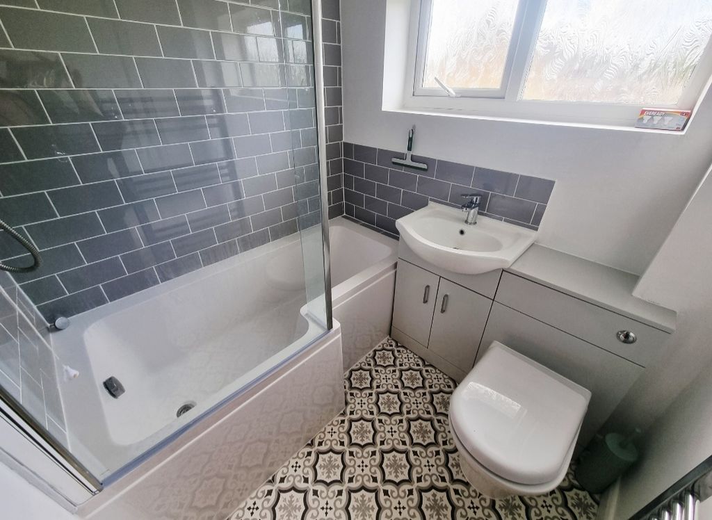 Property photo 2 of 11 Bathroom