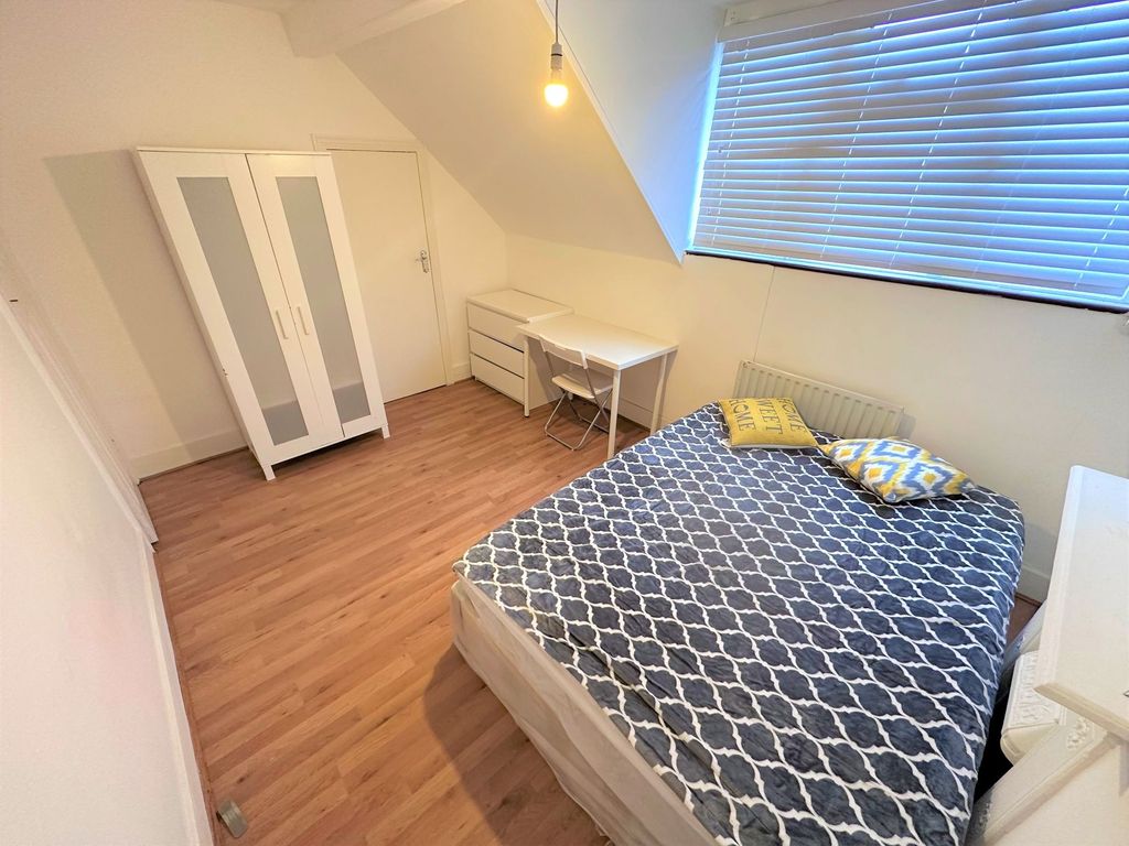 Property photo 2 of 5 Bright Double Bedroom Featuring A Cozy Double Bed ...
