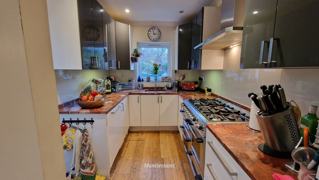 Property photo 3 of 19 Kitchen