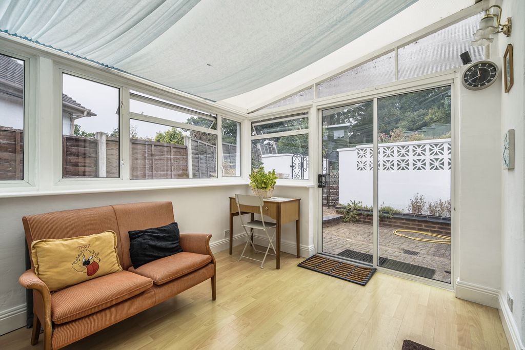 Property photo 3 of 49 1340974-40-68Adae...