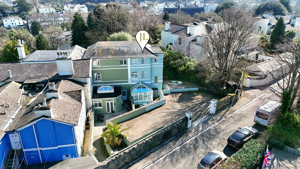 Property photo 1 of 31