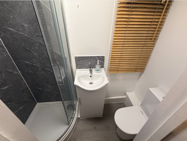 Property photo 3 of 6 Bathroom Image 1