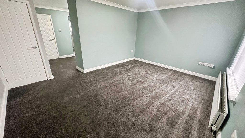 Property photo 3 of 18 Lounge