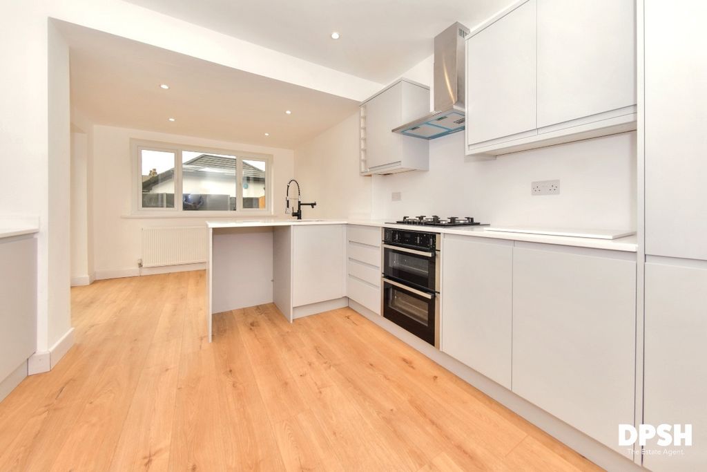 Property photo 2 of 32