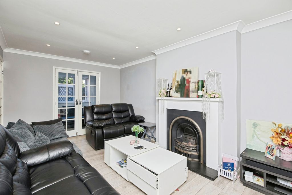 Property photo 2 of 17 Lounge