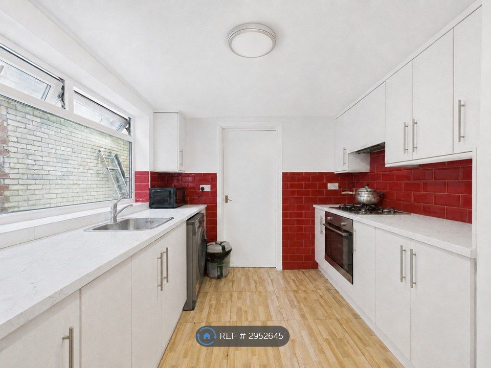 Property photo 3 of 10 Kitchen
