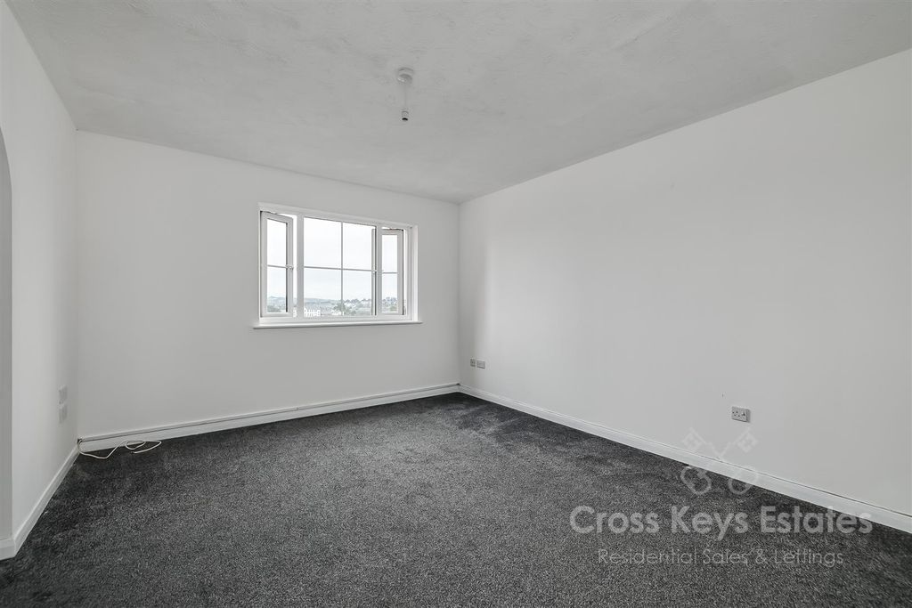 Property photo 2 of 17 LIV - 0002.Jpg