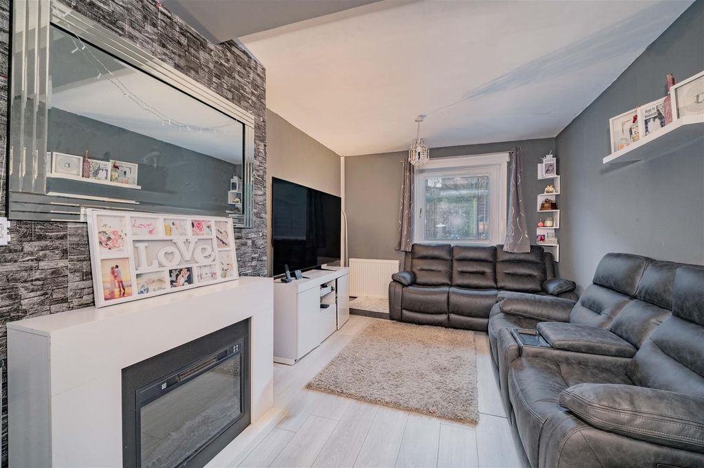 Property photo 2 of 14 18 Fintry Crescent Dundee-5.Jpg