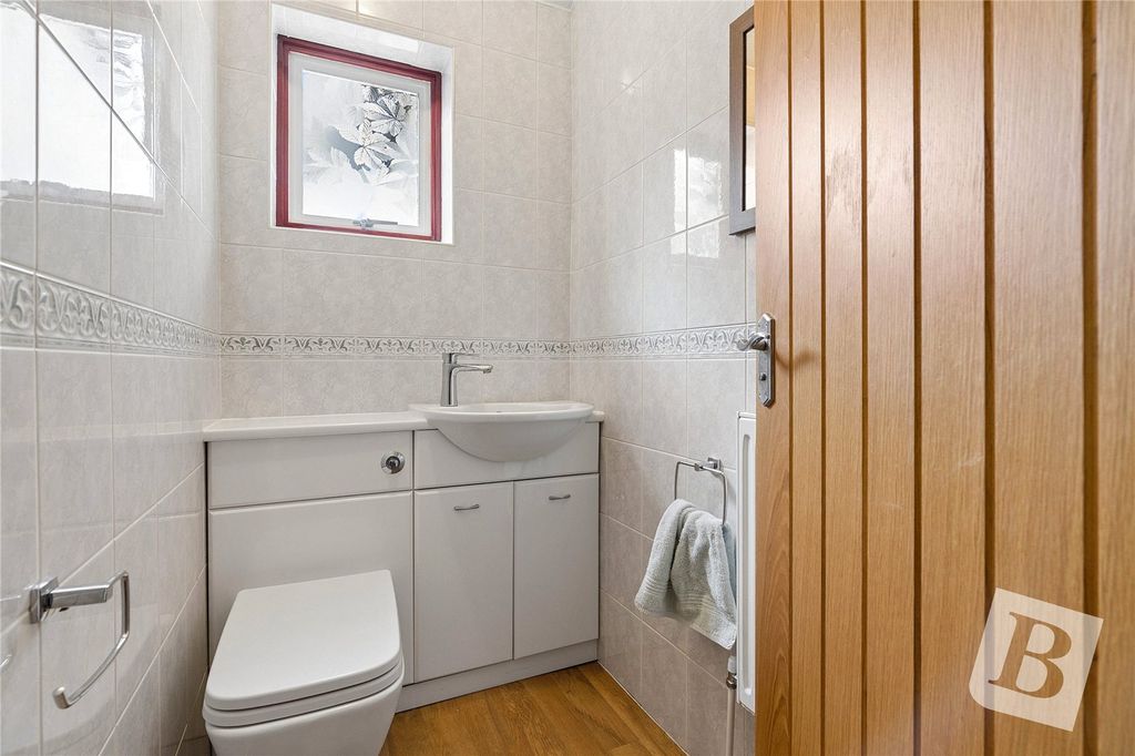 Property photo 3 of 18 Cloakroom