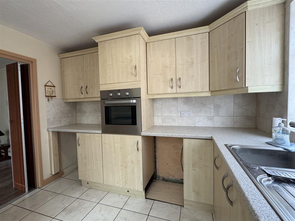 Property photo 3 of 19 Kitchen
