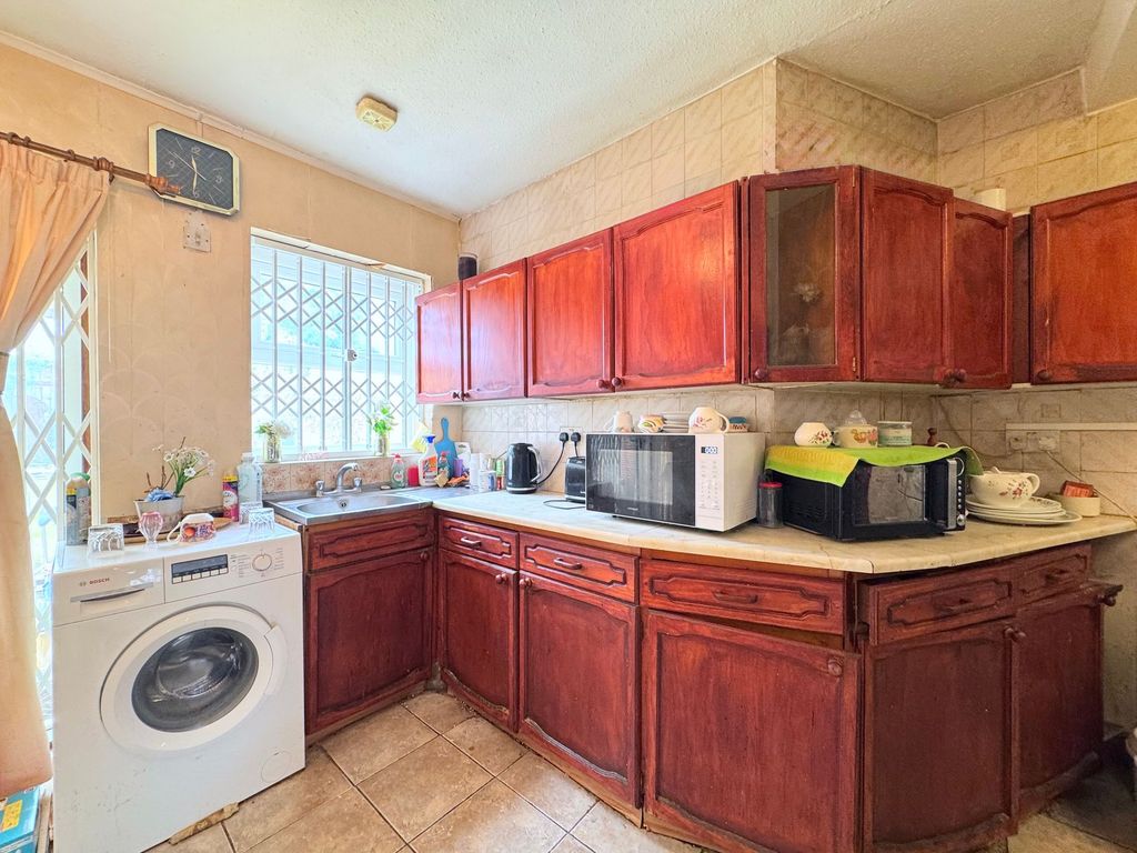 Property photo 3 of 16 Kitchen