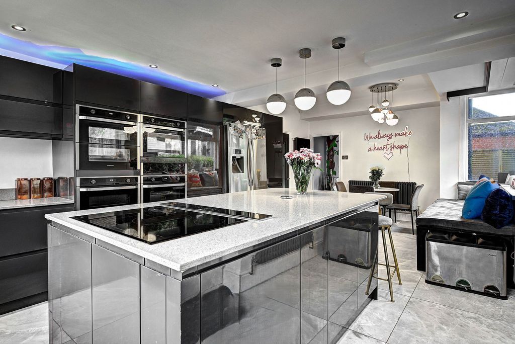 Property photo 2 of 75