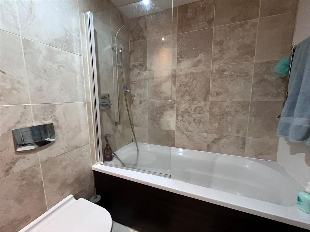 Property photo 2 of 8 433 Bathroom.Jpg