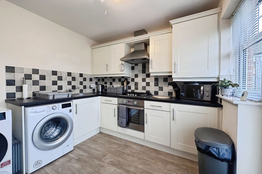 Property photo 3 of 11 Kitchen