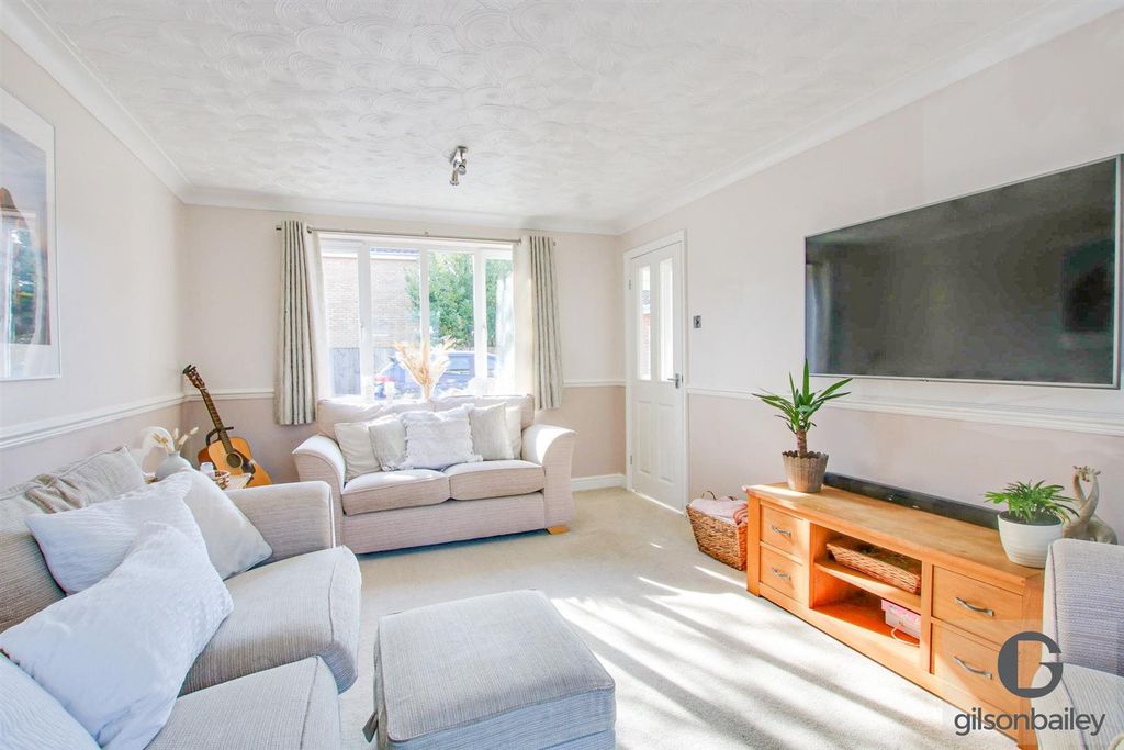 Property photo 3 of 10 25 Pym Close Lounge
