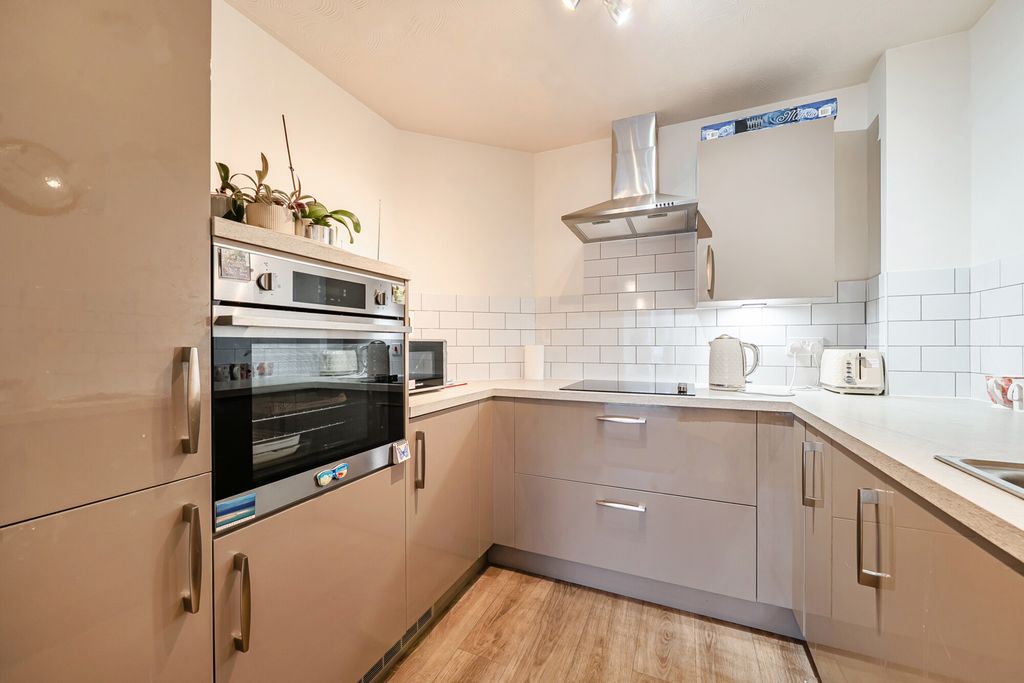 Property photo 3 of 17 Kitchen