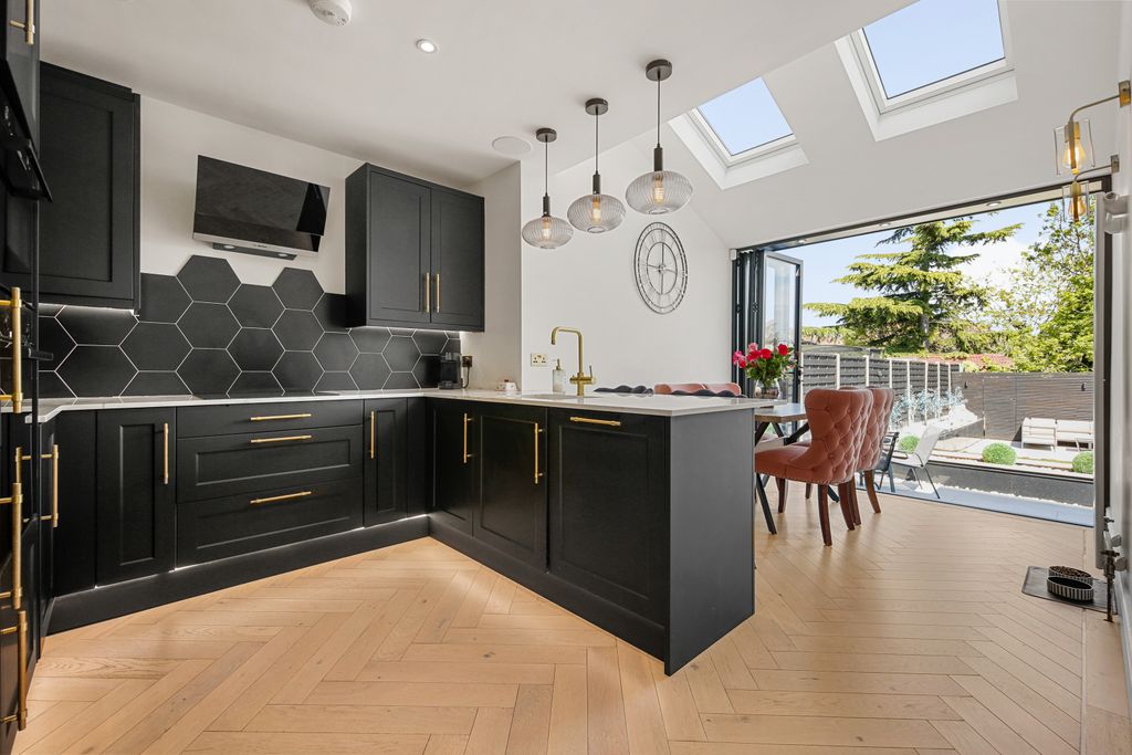 Property photo 1 of 36 3 Bedroom Turn Key House For Sale In Bexleyheath, Da7