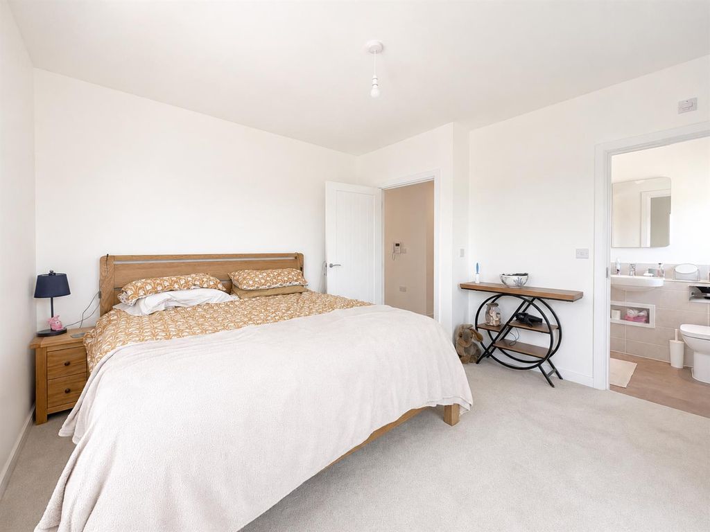 Property photo 3 of 16 Bed1.Png