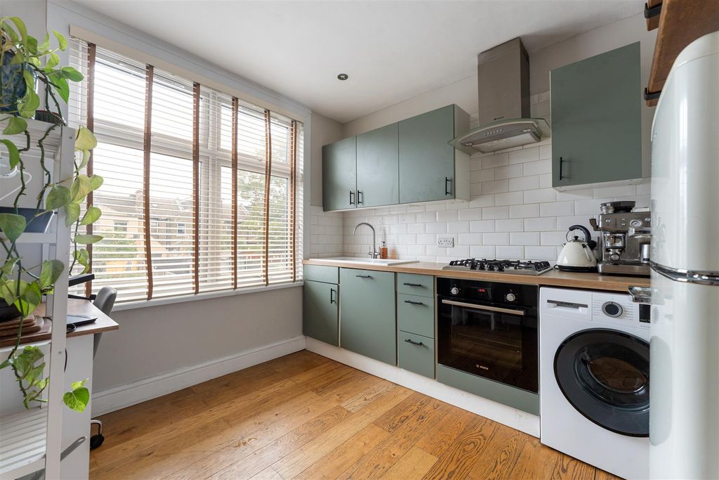 Property photo 2 of 15 Callis Road, E17