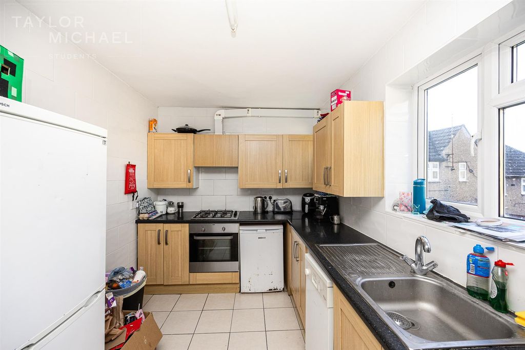 Property photo 1 of 10 Kitchen
