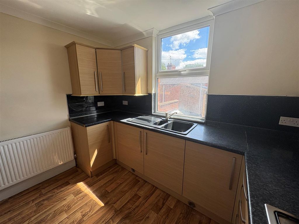 Property photo 3 of 10 Kitchen