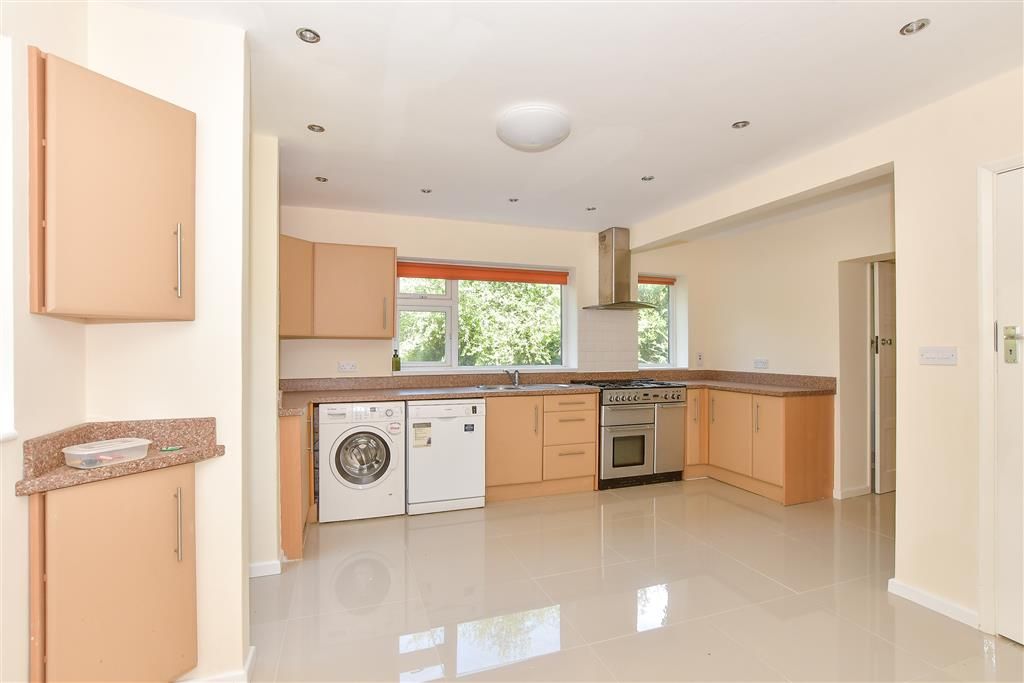 Property photo 3 of 12 Kitchen
