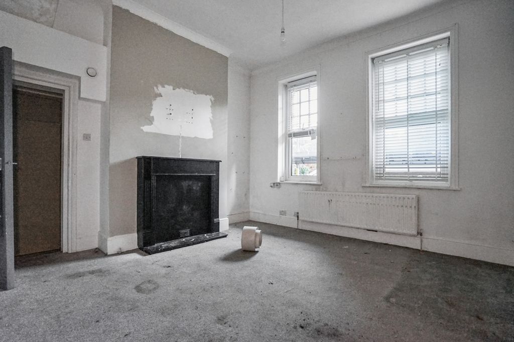 Property photo 2 of 24 Flat 1 Overcourt, Stonepound, Keymer Road, Hassocks, West Sussex, Bn6 8Jr