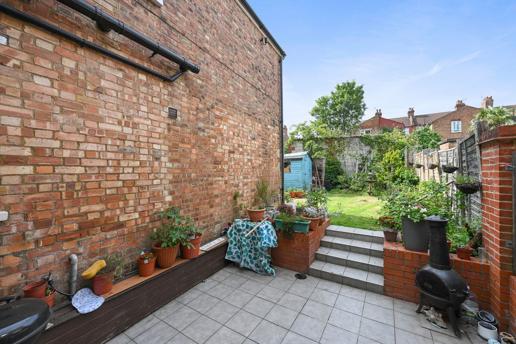 Property photo 3 of 9 Garden 1