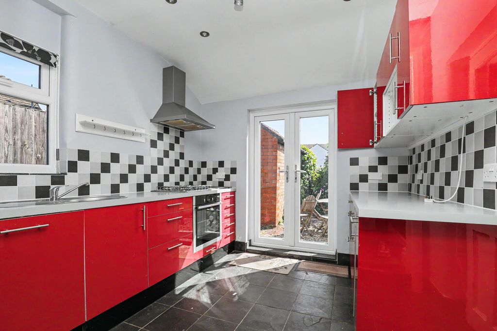 Property photo 3 of 11 Coudray Road - Kitchen
