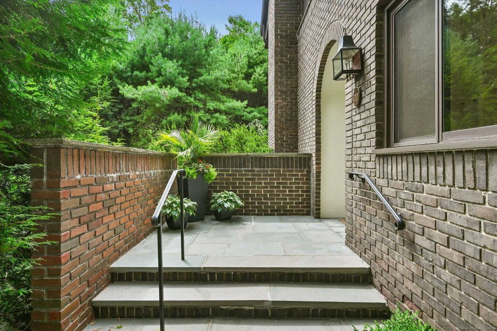 Property photo 1 of 30