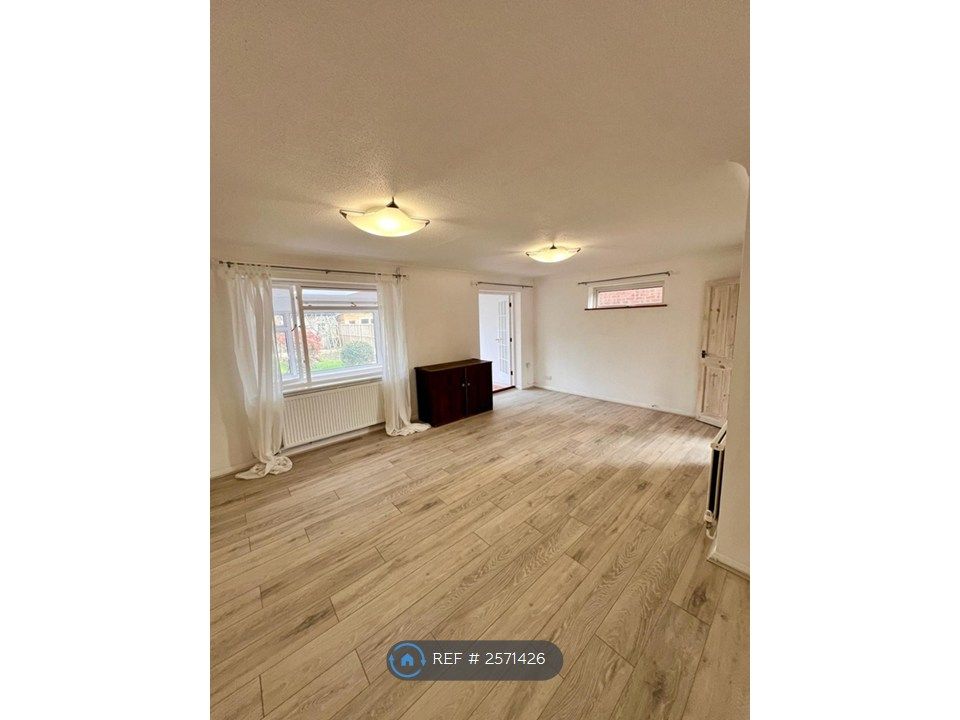 Property photo 2 of 16 Spacious Lounge