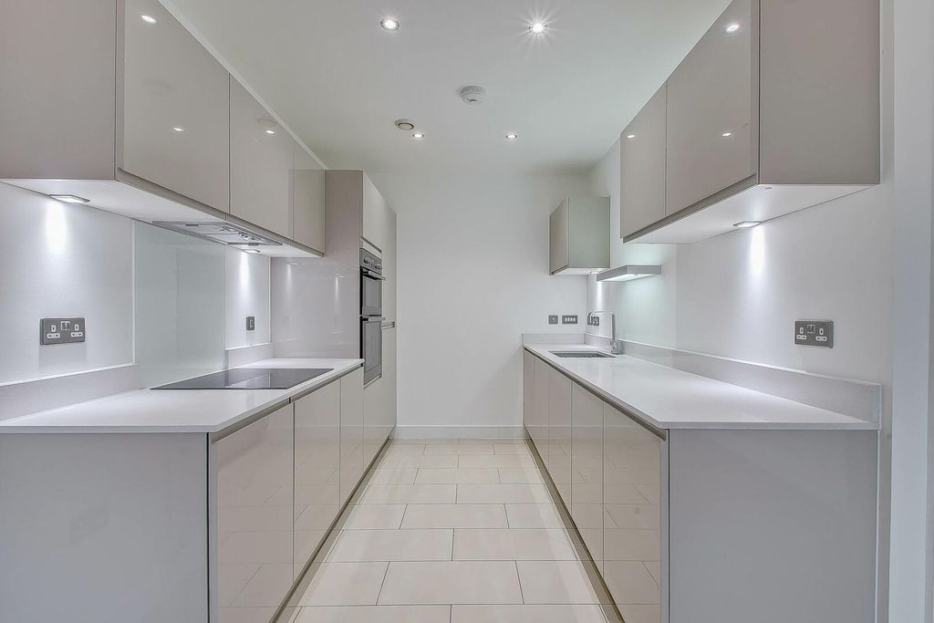 Property photo 3 of 17 Kitchen