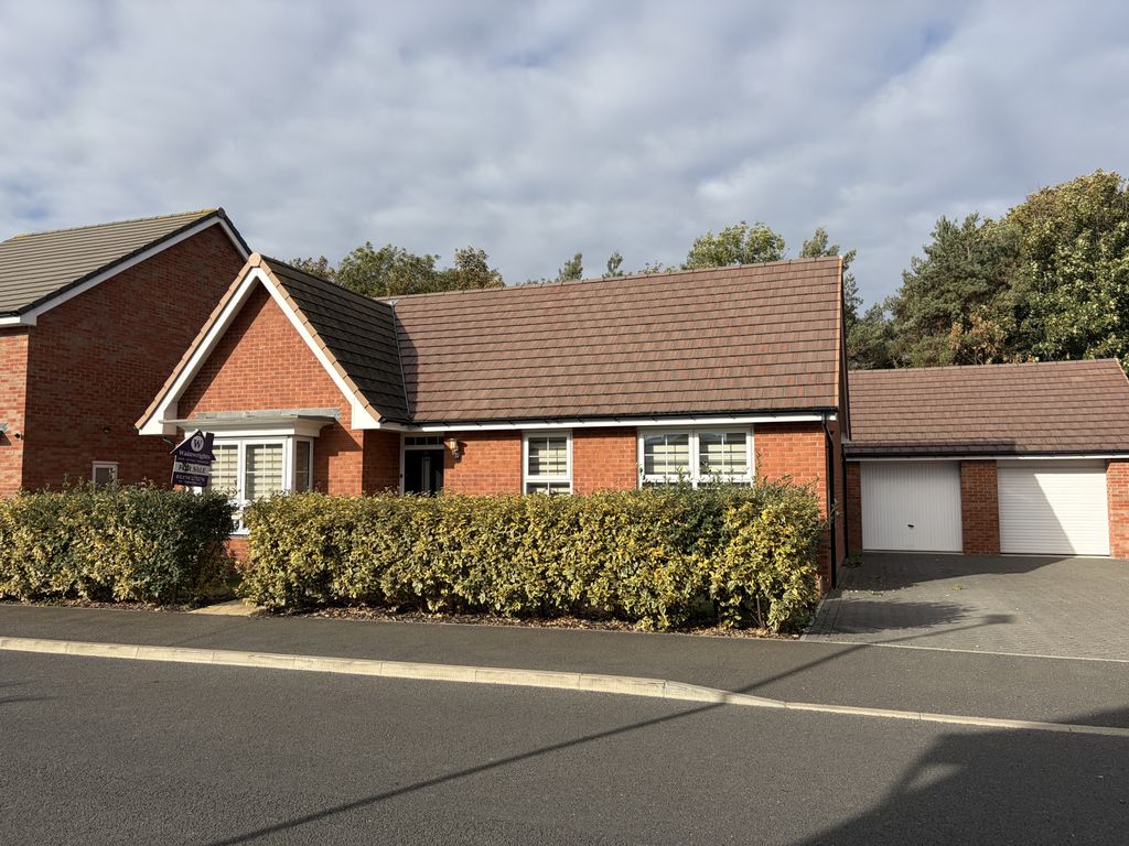Property photo 1 of 17 3 Bedroom Detached Bungalow For Sale - Felixtsowe - Wainwrights
