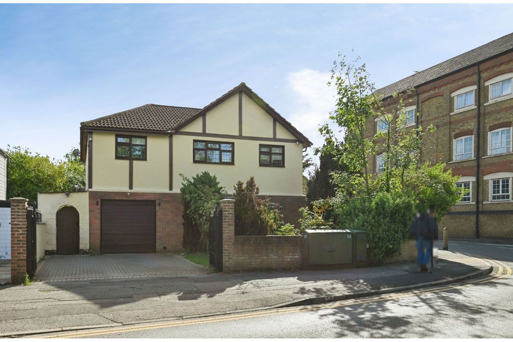 Property photo 2 of 25