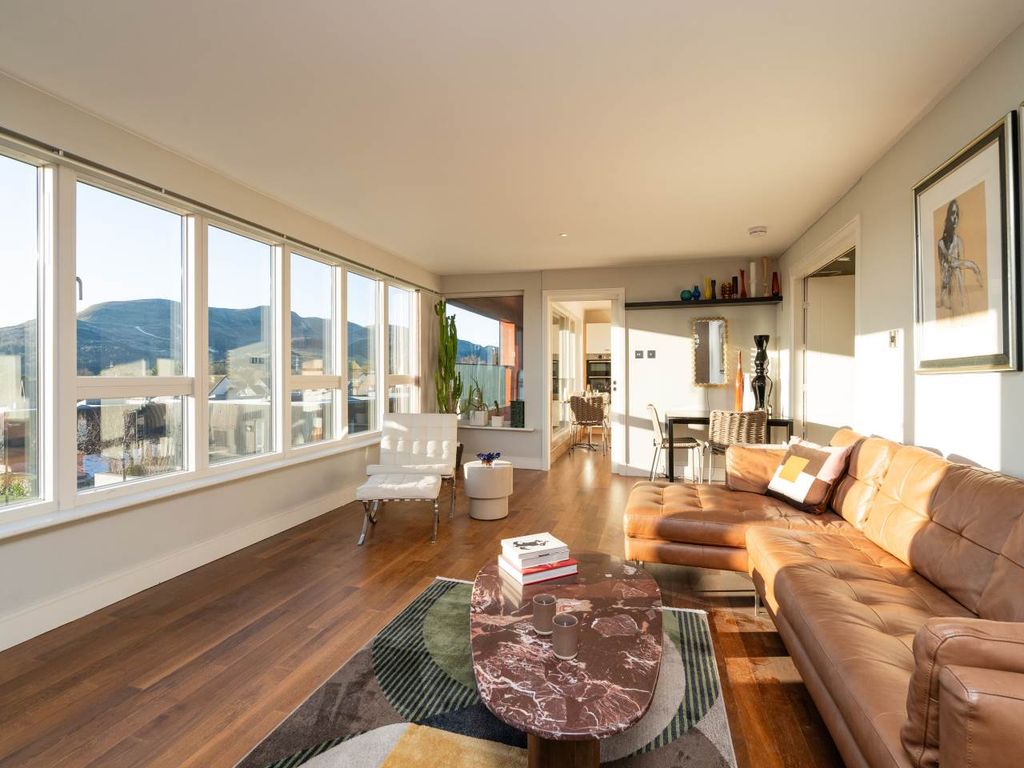 Property photo 2 of 11 Interior003