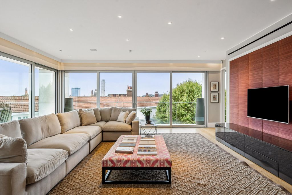 Property photo 3 of 28 Image