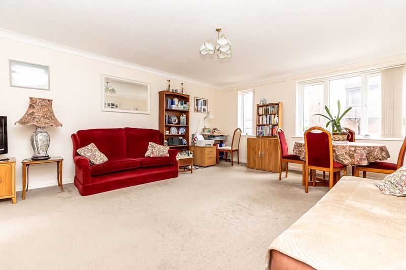 Property photo 2 of 14 .