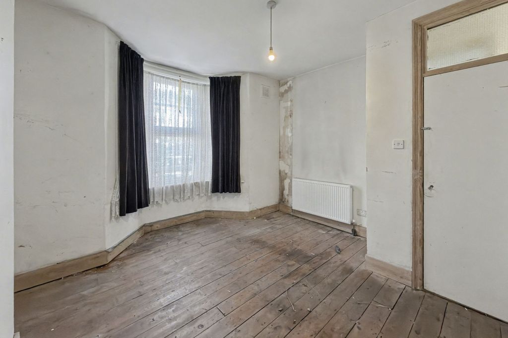 Property photo 3 of 12 Ground Floor Flat, 42 Beauchamp Road, London, E7 9Pd