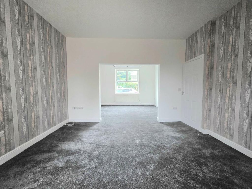 Property photo 2 of 21 Living Rooms