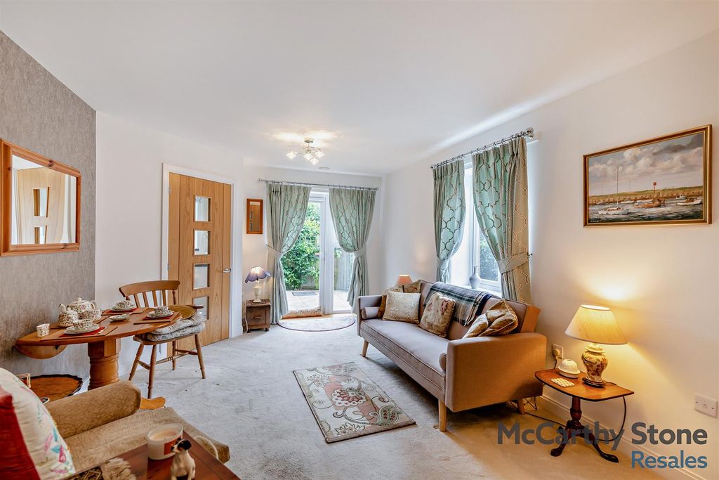 Property photo 2 of 13 8650870-Interior01-800.Jpg