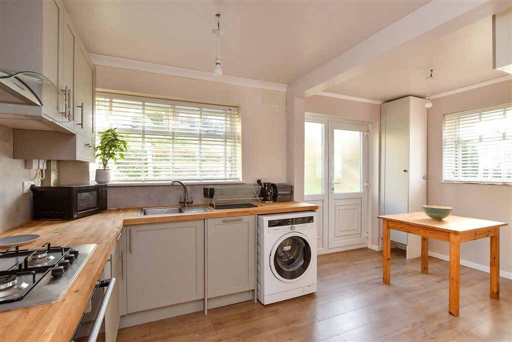 Property photo 3 of 10 Kitchen