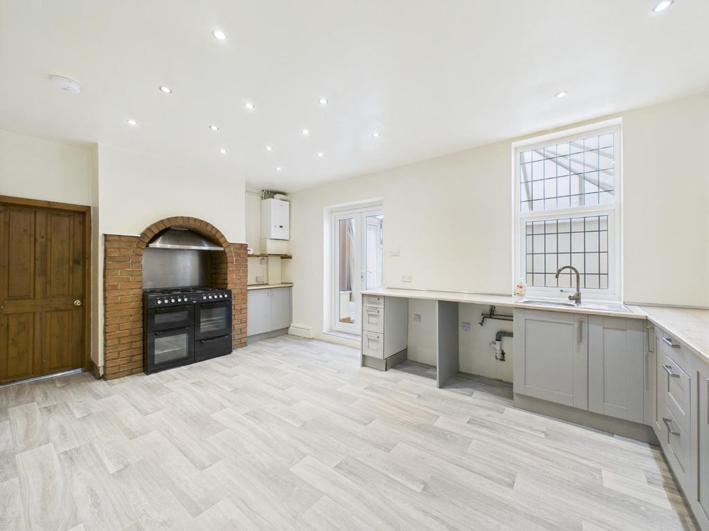 Property photo 3 of 18 Kitchen