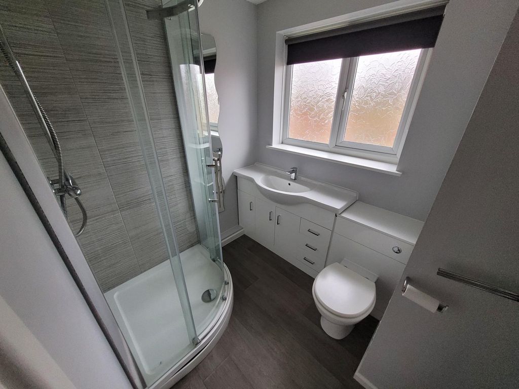 Property photo 3 of 9 Bathroom