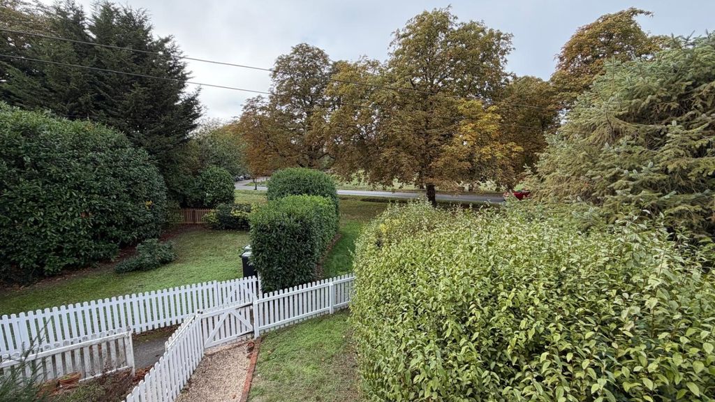 Property photo 2 of 18 Ewemove Estate Agents Basingstoke