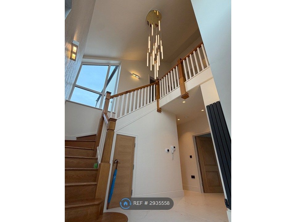Property photo 3 of 25 Entrance Hall